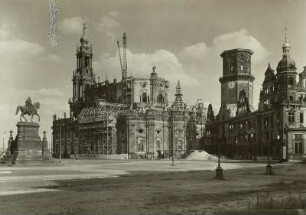 Dresden-Altstadt, Theaterplatz. Blick zur zerstörten Hofkirche und zur Ruine des Residenzschlosses