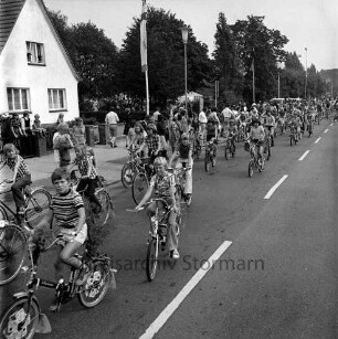 Schützen- und Volksfest: Veranstalter Heimatring und Ahrensburger Schützengilde: Umzug: Kindergruppe auf Fahrrädern, 25. August 1974