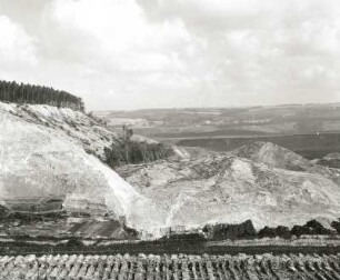 Oberlausitz, Neißeniederung. Niederbusch am Tagebau Hirschfelde. Bergrutsch an der Ostseite mit abgesacktem Waldstück. Blick von Süden. 30.4.1940