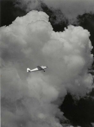 Flugzeug und Wolken