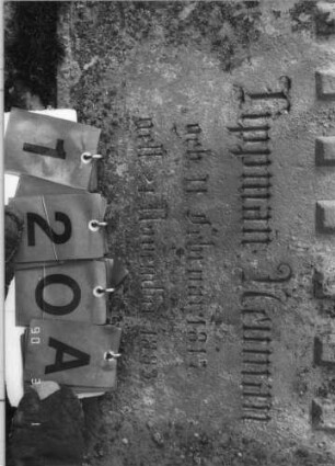 Grabstein 120 (Index: 100114774) Material: Sandstein Zustand: zerbrochen und repariert, leicht verwittert Maße HxBxT: 219x64x38 cm Beschreibung: Ädikula, Spitzgiebel mit Akroter: Grabstein 120A