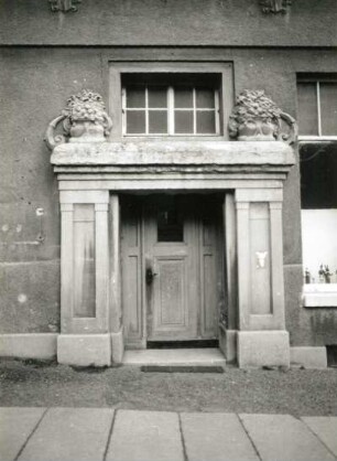 Annaberg-Buchholz, August-Bebel-Straße (Wolkensteiner Straße) 34. Wohnhaus. Portal