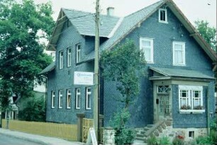 Schieferhaus mit Windfang und Zwerchgiebel, Grundstr. 42
