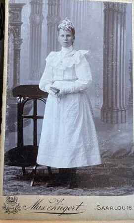 Foto Mädchen im Kommunionskleid mit Haarschmuck