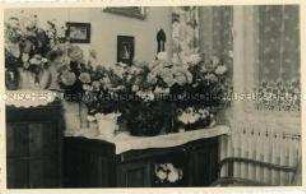 Tisch mit Blumengeschenken