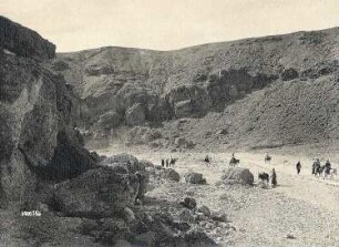 Ägypten. Lybische Wüste bei Theben. Touristen auf Eseln, von Fremdenführern begleitet