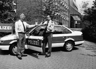 Polizeistation Bad Oldesloe: Schirrmeister Rolf Oetzmann übergibt neuen Volkswagen Passat als Dienstfahrzeug an den Stationsleiter Eckhard von Kleist