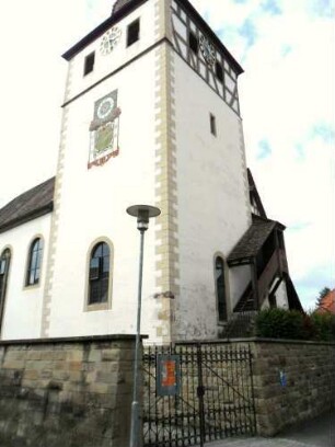 Ansicht von Südosten mit Kirche über Kirchturm (im Kern Gotischer Chorturm)-Glockenstube Barock erneuert