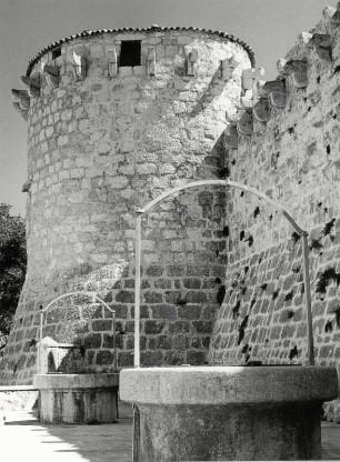 Befestigungsmauer und Turm in Krk auf der Insel Krk