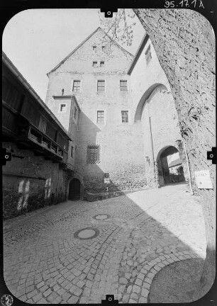 Kohren-Sahlis-Gnandstein. Burg Gnandstein (Baubeginn A. 13. Jh.). Südflügel und Torhaus