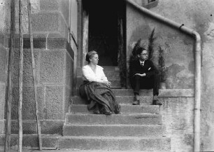 Meran: Mami und ich (Willy Pragher), auf Treppe