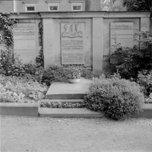 Grabmal für Professor Fritz Reuter (1896-1963; Komponist, Musikwissenschaftler). Innerer Plauenscher Friedhof, Altplauen