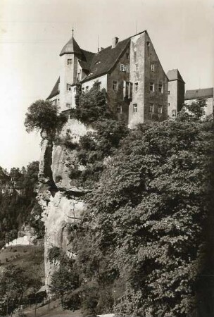 Burg Hohnstein : Hohnstein, Jugendburg. Ostansicht des Vorderschlosses. Steil ragt es über dem Bärengarten empor