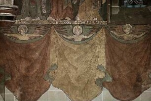 Engel, die einen Vorhang halten (unterhalb der Apostelreihe)