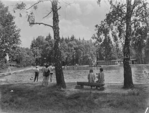Badegäste im Freibad