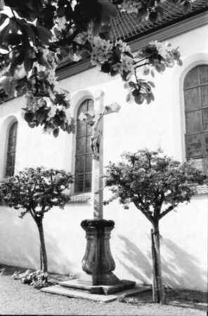 Biengen: Kreuz an der Kirche