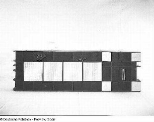 Anbaustrecke : Leipzig. Leipziger Herbstmesse, 1983. Studio-Design. Anbaustrecke. Holz, schwarz und weiß beschichtet (1983; VEB Möbelkombinat Dresden-Hellerau)