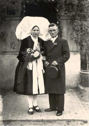 Hochzeitspaar in Burg : Kleidung - niedersorbische Tracht. Ort: Bórkowy / Burg-Spreewald. Hochzeit