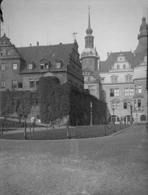 Dresden-Altstadt. Schloß. Stallhof mit Kanzleihaus und Georgenbau. Dresden: Landesamt für Denkmalpflege Sachsen, 21-24/686