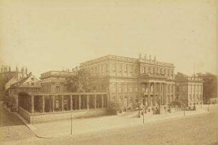 Kronprinzenpalais, von der Schloßbrücke gesehen