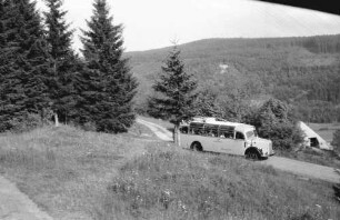 Feldberg, Bärental: Postbus in Fahrt; Titisee-Landschaft