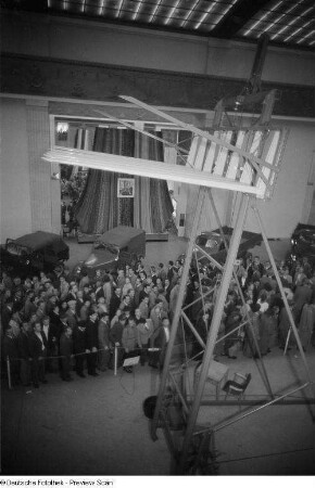 Kraftfahrzeuge und andere Exponate im sowjetischen Pavillon der Leipziger Herbstmesse 1954