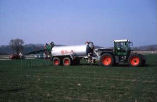 Fotografie: Gülle- und Entmistungstechnik, Gülleausbringung, Güllefass, Schleppschlauchverteiler, Systemtraktor