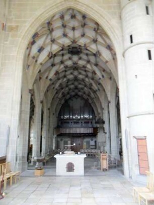 Alexanderkirche - Langhaus Innen - Sicht nach Westen aus dem Chor mit Säulen sowie Deckengewölbe und Ausstattung