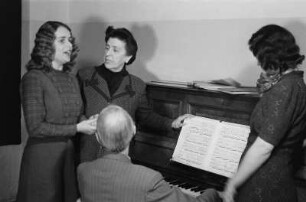 Aufnahmen der Opernsängerin Frida Leider, Leiterin des Gesangsstudios der Staatsoper Berlin, beim Gesangsunterricht mit ihren Schülern : Frida Leider (2. von links) beim Unterricht mit zwei Schülern