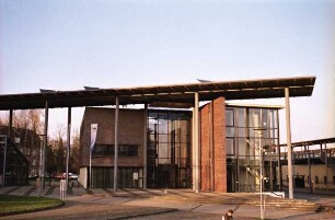 Mommsenstraße 14 (Gebäude F): Südwestfassade mit Eingang, davor Bahnhofsvorplatz