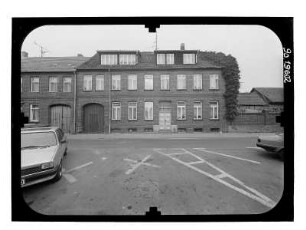 Hagenow, Augustenstraße 2. Wohnhaus mit Durchfahrt. Straßenfront