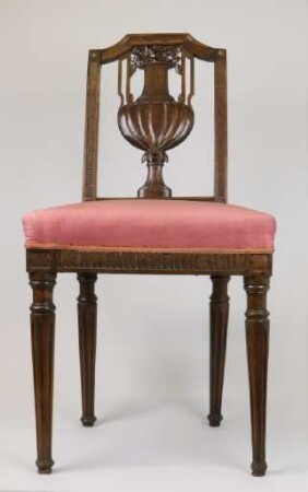 Louis-XVI.-Stuhl mit Vasenmotiv in der Lehne