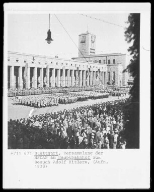 Versammlung der NSDAP am Hauptbahnhof zum Besuch Adolf Hitlers