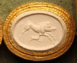 Rennendes Wildschwein, von einem Hund verfolgt (Daktyliothek, Zweites Historisches Tausend)