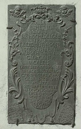 Grabplatte der Frau Erdmuth Sophie Goeckner und Caleis Erbbesitzers des Hammerwerkes Boxberg (gestorben 25.01.1778)