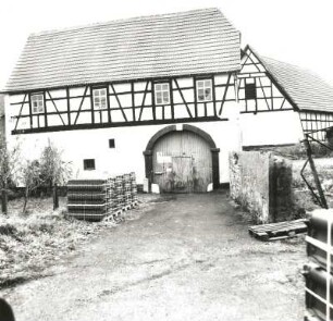 Thräna (Kreis Leipziger Land). Gehöft, Hauptstraße 1, 19. Jahrhundert. Torhaus und Stallgebäude. Straßenansicht