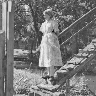 Mädchen Gerda Konzack in Spreewälder Sonntagstracht in Leipe. : Holca Gerda Konzack w Błótowskej njedźelskej drasće w Lipjem.
