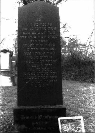 Grabstein 89 (Index: 99804724) Material: Granit Zustand: gut Maße HxBxT: 162x63x33 cm Beschreibung: Stele, giebelartiger Abschluß, Sockel: Grabstein 3/26