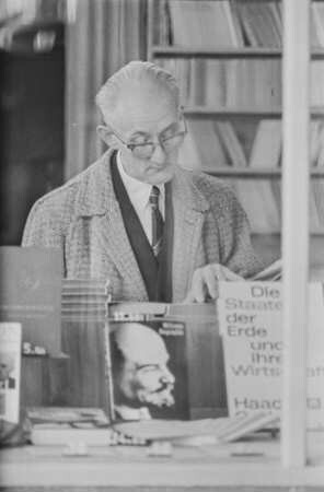 Mann in Buchladen lesend, 1966. SW-Foto © Kurt Schwarz.