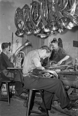Instrumentenbau Markneukirchen (Reportage) : Musikinstrumentenbau Markneukirchen. Blechblasinstrumentenbau, Tuba-Herstellung