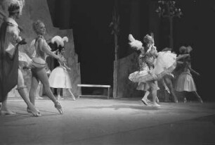 Szenenbilder aus "Les petits riens", Ballett von Jean-Georges Noverre mit Musik von Wolfgang Amadeus Mozart. Staatsoper Berlin im Apollo-Saal, 1968.09.05/1968.09.12 (Erstaufführung 10.09.1968)
