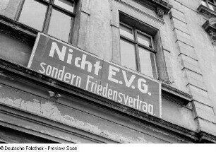 Sichtwerbung für die Volksbefragung zum Friedensvertrag und Abzug der Besatzungstruppen oder zur Europäischen Verteidigungsgemeinschaft (EVG)
