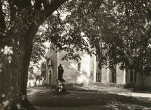 Lengefeld, Lutherdenkmal vor der Kreuzkirche mit Linde