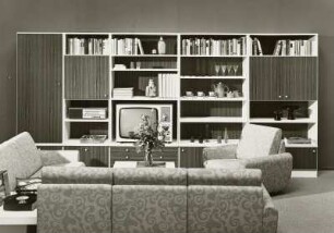 Sitzgruppe : Wohnzimmermöbel. Anbauwand (1973; Möbelkombinat Nord (MKN)). Ansicht mit Sitzgruppe
