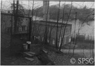 Mauerfall, Potsdam, Park Babelsberg, Hundezwinger am Ufer mit Maschinenhaus.