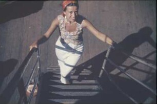 Bordleben. Junge Frau auf der Treppe eines Passagierschiffes