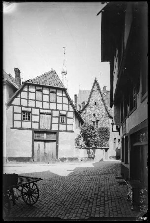 Osnabrück. Fachwerkhaus, im Hintergrund Stadtkirche St. Marien