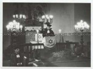 Gottesdienst in einer provisorischen Synagoge