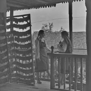 Veranda eines Wohnhauses in Bansko. Frauen in bulgarischer Tracht