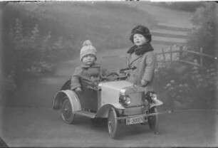 Kinder mit Auto